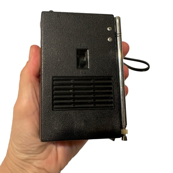 Vintage Realistic Nine Transistor Deluxe AM FM Radio - Picture 3 of 12